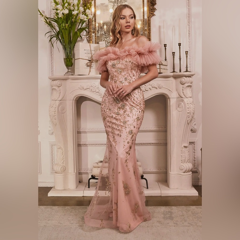 Gathered tulle off shoulder fitted gown 💗